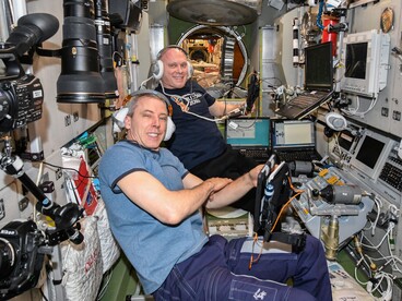 I membri dell'equipaggio della spedizione 55-56 Drew Feustel (in primo piano) e Oleg Artemyev