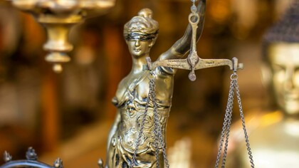 Cancelar está nos antípodas de responsabilizar. Responsabilizar implica argumentação, contraditório, proporcionalidade e respeito pela lei, possibilidade de recurso e de reparação. Cancelar, pelo contrário, implica condenar sem contraditório credível, silenciar, boicotar, torturar, exilar, banir, matar civil ou mesmo fisicamente, com desrespeito pela lei ou total manipulação da lei.  Em face disto, a resistência ou oposição no processo de responsabilização é incomensuravelmente mais fácil que no processo de cancelamento