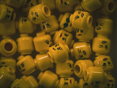 palavras como “destarte”, “outrossim” e “quiçá” tornaram-se raras, sobrevivendo apenas em ambientes jurídicos ou em textos excessivamente formais