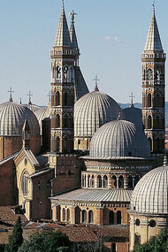 Padova inquadrata dal retro con i minareti bene in vista, la Basilica del Santo svela tutta la sua anima levantina