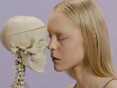 O sonho era simples: encontrar o amor em um clique. Um match, uma boa conversa, dois corações pulsando no ritmo do algoritmo e... felizes para sempre, porque não? Mas a realidade? Horas deslizando compulsivamente, abrindo perfis repetidos com bio de três palavras, iniciando dezenas de conversas que morrem no “kkk” e colecionando silêncios como se fossem troféus de uma maratona emocional. Não apenas isso, mas a quantidade absurda de nudes, homens achando que estão selecionando a refeição do dia e o imediatismo absurdo que faz o usuário se perguntar “essa gente trabalha ou só é desesperada mesmo?” Você entra procurando amor e sai precisando de terapia com ansiolíticos pesadíssimos 

