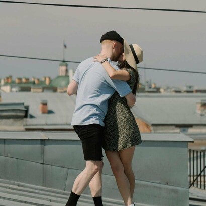 O desejo quer ingenuamente enamorar a vida, mas a pronta informação é que acabou o tempo. Por sinal as fases da lua nos provocam ao romantismo. E romantizar o desejo parece fora do tempo presente, mas talvez seja uma forma de não perder totalmente a docilidade de um encantamento, um suspiro de inocência, como se uma brisa leve te lembrasse que você ainda está vivo