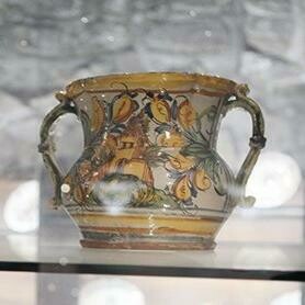 Piatti, mattonelle, brocche e oggetti sacri raccontano la vita quotidiana e religiosa delle comunità locali. Brocchetta in ceramica presso il Museo civico e della ceramica cerretese, Cerreto Sannita, Benevento, Italia