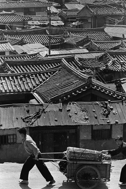 Han Youngsoo 서울, Seoul 1956-1963, 2025. Courtesy of Baik Art 