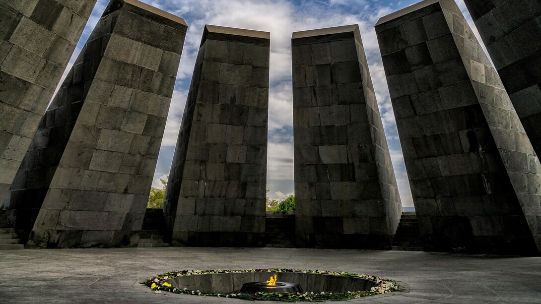Armenian Genocide Memorial, Yerevan, Armenia. Il genocidio è l’eliminazione sistematica di un gruppo etnico, religioso o culturale, spesso perpetrata con l’intento di cancellare completamente la sua esistenza