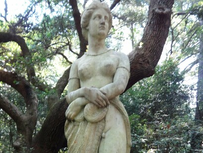 Estátua de  Virginia Dare. Diante da situação, John White decidiu retornar à Inglaterra para buscar apoio e provisões. Ele deixou sua filha, Eleanor Dare, e a pequena Virginia, prometendo voltar o mais rápido possível