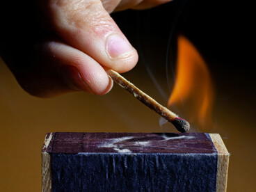 La flamme incarne la régularité des phénomènes naturels : une fois déclenchée, sa forme et son évolution obéissent aux lois physiques, reflet de la nécessité qui gouverne le vivant