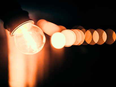 Comme la structure d’un être vivant, cette lumière symbolise la téléonomie : une organisation guidée par un programme précis, mais façonnée par des interactions contingentes et imprévues avec son environnement