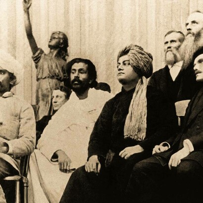 I leader religiosi al Parlamento delle Religioni del Mondo inaugurato l'11 settembre 1893 all'Art Institute di Chicago, nell'ambito dell'Esposizione Colombiana Mondiale tenutasi in quella città. Da sinistra a destra: Virchand Gandhi, Hewivitarne Dharmapala, Swami Vivekananda, (probabilmente) G. Bonet Maury