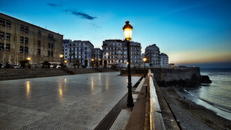 Paseo marítimo, frente a la entrada de la Kasbah: ciudadela que entre muros contiene casas y plazas llenas de vida. Argel, Argelia