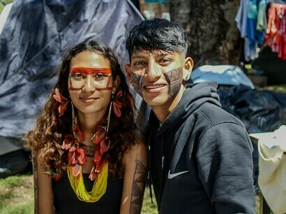 De 28 a 30 de maio, o III Acampamento Terra Livre Mato Grosso reuniu 600 indígenas de 43 etnias na Universidade Federal de Mato Grosso, em Cuiabá, Brasil, para defender seus territórios e o bioma Cerrado, além de discutir a COP30 e as mudanças climáticas