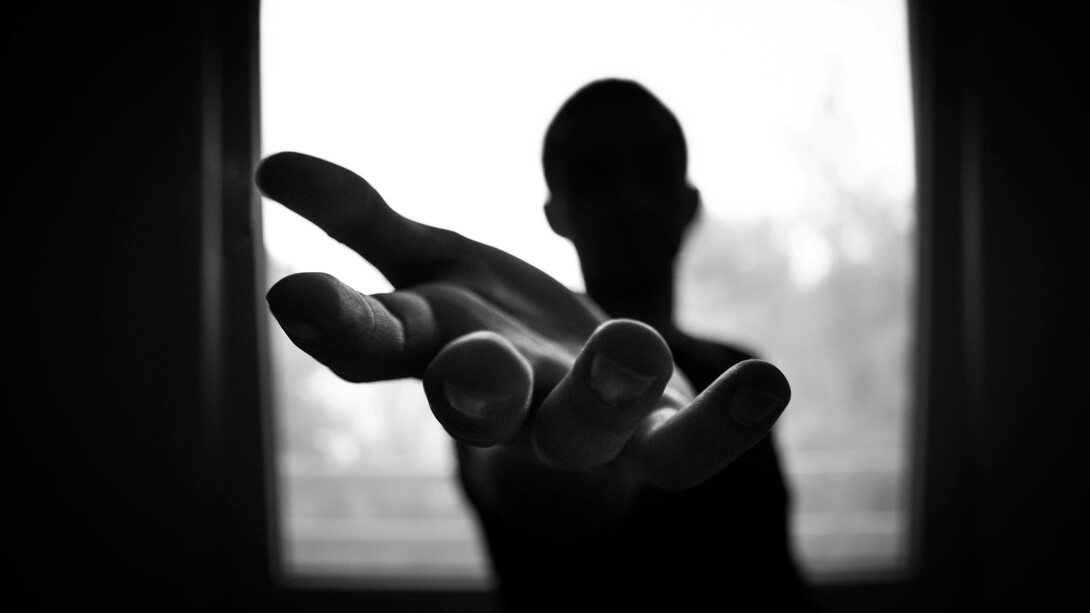 Pessoa oferece ajuda.  A Síndrome da Salvadora não se anuncia de forma dramática. Ela se esconde nas entrelinhas, nas pequenas escolhas diárias, nos silêncios que engolimos e nas promessas que fazemos sem querer. Ela chega devagar, muitas vezes disfarçada de elogio. Dizem que você é forte, que você aguenta, que você é incrível por estar sempre lá para todo mundo. E você acredita. Porque aprendeu desde cedo que ser amada tem um preço