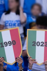 Con il quarto scudetto conquistato nel 2025, il Napoli consolida la sua presenza nell’élite del calcio italiano, dimostrando che il trionfo del 2023 non è stato un caso isolato, ma l’inizio di un ciclo vincente