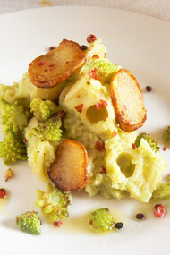 Conchiglioni con crema di Cavolo romano, Topinambur croccante e bacche di Pepe Rosa