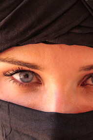 Her piercing gaze captures the strength and determination of Moroccan women, reflecting the resilience found within the diaspora