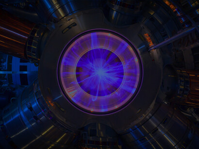 Tokamak-Innenraum: Futuristischer Tokamak-Reaktor mit leuchtendem Plasma und elektromagnetischen Effekten