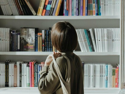 Livros alinhados. Por um lado apreciamos o local, a tradição, os costumes, mas por outro lado queremos o fervoroso sangue das pessoas, da tecnologia entre nós