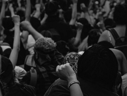 Manifestação popular. No quadro político nacional, os dois maiores partidos são, à luz da Ciência Política, considerados como populistas, pois enquanto o PT e toda a esquerda assentam num populismo socioeconómico o povo deles é essencialmente o dos deixados para trás, os que se consideram vítimas do sistema, daí as medidas serem essencialmente de cariz socioeconómico que permitam ao seu eleitorado melhorar as suas condições de vida