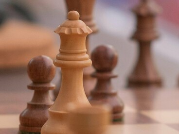 Por fim, é importante reconhecer que Maquiavel não queria ensinar governantes a serem tiranos, mas sim mostrar os caminhos possíveis para preservar o Estado e manter a ordem. Sua obra é um convite à responsabilidade política, não ao abuso. A política, para ele, só faz sentido se orientada para o bem comum, ainda que, em alguns momentos, isso exija decisões que desafiem a moral privada