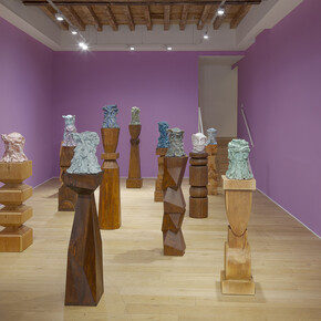 Kevin Francis Gray, Fragile heads series, vista della mostra. Per gentile concessione della Galleria Secci