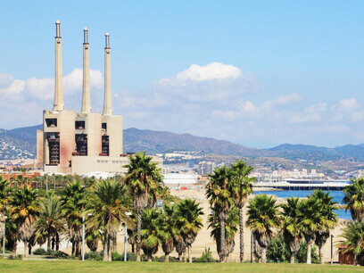 El polígono industrial de San Adrián del Besós-Barcelona estaba rodeado por policías; los obreros de la construcción tuvieron que marchar sobre la vía del tren hacia la ciudad. La policía disparó, Manuel Fernández Márquez...España