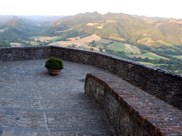 Ogni anno ospita eventi culturali e rievocazioni storiche che valorizzano le tradizioni locali. Montone, veduta dal borgo, Umbria, Italia