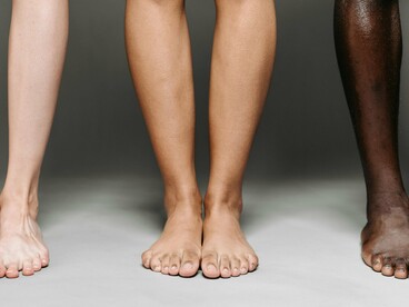 As lembranças de quando brincavam com o ar e depois eram levados à boca com prazer ficam cada vez mais perdidas num passado tão passado... Eram pequenos assim como o bebê que descobria o seu corpinho e, a sensação de serem sugados e explorados por aquela boquinha inocente era de derreter. Até que cresceram e não cabem mais na ingenuidade