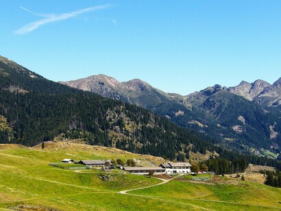 A família de Dom Bosco, especificamente sua mãe, acolhiam soldados em sua casa para oferecer-lhes algo para comer e beber