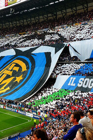 Inter, curva di tifosi allo stadio. I trionfi dell'Inter nella stagione 2024, inclusi i trofei conquistati nella Supercoppa e nella Coppa Italia, che hanno consolidato il loro status di élite nel calcio italiano