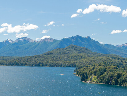 A los que salen a pasear por la ciudad, les aconsejo de vez en cuando escaparse a un pueblo; van a disfrutar mucho más. Península de Llao Llao, Argentina 