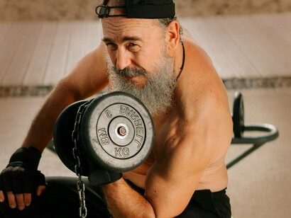 A sarcopenia está ligada a um aumento no risco de quedas e fraturas, que são as principais causas de hospitalização e mortalidade em idosos. A perda muscular também prejudica a capacidade metabólica, aumentando as chances de desenvolver doenças como diabetes tipo 2, obesidade e hipertensão