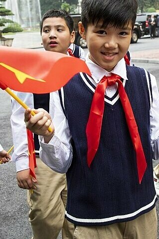 Donald Trump es recibido por una comitiva de niños en el Palacio Presidencial en Hanói, Vietnam, 2019
