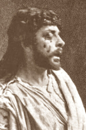 Mounet-Sully nel ruolo di Edipo. Edipo rappresenta l’emblema dell’eroe tragico che tenta di decifrare razionalmente il proprio destino, fallendo nel comprendere la portata simbolica dei segni che lo circondano