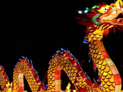 El Dragón persigue constantemente una "Perla de la Sabiduría", moviéndose en ondas que imitan el curso de los ríos y el soplo del viento.