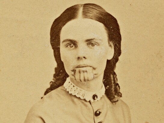 Olive Oatman nel 1863 in una foto di Benjamin F. Powelson, National Portrait Gallery, USA. Fu rapita a 14 anni dai Tolke Paya dopo il massacro della sua famiglia