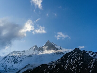 Ogni cresta e ogni pendio bianco raccontano la quiete di chi resta solo, dove il silenzio non è vuoto ma compagno, e la solitudine diventa un rifugio fragile e potente