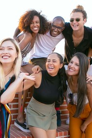 Grupo de amigos tira selfie 