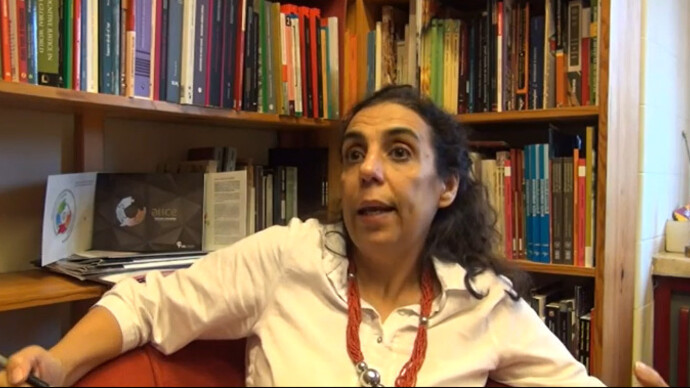 Maria Paula Meneses, académica mozambiqueña de renombre internacional, fue investigadora coordinadora del Centro de Estudios Sociales (CES) de la Universidad de Coimbra y una voz intelectual destacada en los debates sobre derecho, justicia, epistemologías del Sur, poscolonialismo y pluralismo jurídico