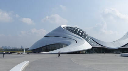 Mǎ Yánsōng es el arquitecto principal y fundador de MAD Architects. Incrustado en los humedales de Harbin, el Harbin Grand Theatre fue diseñado en respuesta a la fuerza y el espíritu de la naturaleza indómita y el clima gélido de la ciudad norteña de Harbin, capital de la provincia de Heilongjiang, China