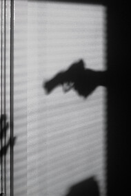 Dans le dédale de la vendetta criminelle, chaque ombre est un présage de mort