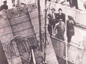 1937, la stele di Axum arriva nel porto di Napoli. La Stele di Axum, un obelisco di epoca axumita alto circa 24 metri, fu trafugata dall’Etiopia dall’esercito italiano nel 1937 durante l’occupazione fascista