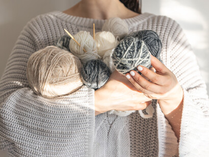 Tejer conscientemente aquieta la mente y abre un espacio interno donde la respiración se ordena y el cuerpo se relaja