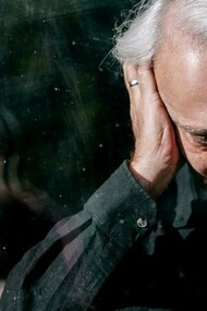 Idoso solitário. A solidão não é apenas um estado emocional. Ela se manifesta no corpo por meio de uma série de respostas fisiológicas. O isolamento social prolongado ativa o eixo hipotálamo-hipófise-adrenal, aumentando os níveis de cortisol, o hormônio do estresse. Esse aumento, quando sustentado, pode levar a distúrbios como hipertensão, redução da imunidade, distúrbios do sono, inflamações crônicas e até alterações no funcionamento cardiovascular e cognitivo