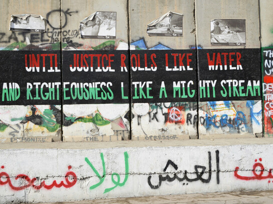 Dans la rue, les murs deviennent tribunaux populaires : colère, solidarité et appel à la justice s’écrivent à ciel ouvert, écho direct au “tonnerre de rage” et à la vague mondiale qui refuse de se taire