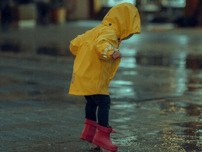 Lembro da minha mãe gritando o meu nome da janela enquanto eu dava voltas e voltas de bicicleta no pátio do prédio, me chamando para subir, tomar banho e jantar