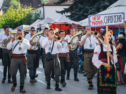 El festival se abre con un desfile con todos los trajes folklóricos regionales. Incluye bordados, faldas, chaquetas tradicionales, pañuelos; todos esos vestuarios reflejan las distintas regiones de Serbia. Desfile de participantes del Festival de Trompetas de Guča, 2019, Serbia