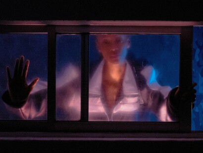 Essa decisão te salvou. Por um tempo. Te fez forte. Te fez capaz. Te fez alguém em quem os outros podem contar, porque você aprendeu a contar apenas consigo mesmo. Mas aqui está o que ninguém te disse: a armadura que te protegeu na guerra se torna jaula na paz. O mecanismo de defesa que te salvou quando você estava vulnerável agora te impede de receber quando está pronto para expandir