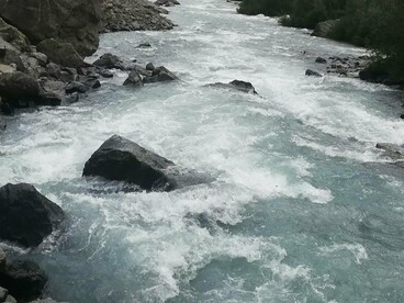Além do aspecto econômico e ambiental, há uma dimensão simbólica nas terras raras, elas representam a interdependência entre tecnologia e natureza