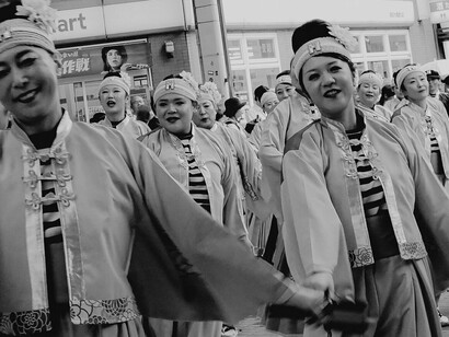 Mas precisamos argumentar fatos e valores. As culturas populares, por sua vez, trazem uma bagagem de suas vivências ao mundo de modo natural. Produzem seu trabalho e vida, aceitando suas transformações