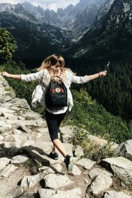 Mulher aproveita sua viagem. Alguns amam viajar, enquanto outros se pudessem nem sairiam de casa. Descobertas ressentes indicam que o desejo constante por viagens, pode estar cravado dentro de nós, é isso mesmo, trata-se de uma predisposição genética. E o autor desse empurrãozinho para sairmos do lugar é o famoso gene DRD4-7D, sim ele mesmo. Desde os primórdios sempre soubemos que alguns estão mais dispostos a viajar do que outros, mas se tem algo que fica extremamente claro para mim, é que nós não fomos feitos para estar parados nem mesmo quando achamos que estamos. Nós estamos sempre nos movendo, pelas mais diferentes razões